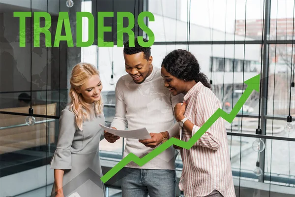 Sonrientes empresarios multiculturales mirando papeles mientras están de pie en la oficina, los comerciantes ilustración — Stock Photo