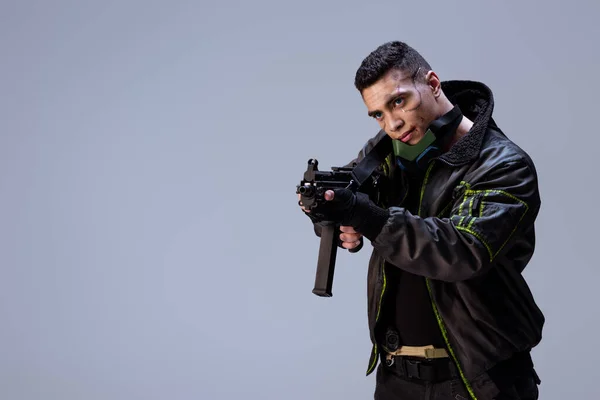 Bonito bi-racial cyberpunk jogador segurando arma isolado no cinza — Fotografia de Stock