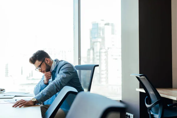 Selektiver Fokus konzentrierter IT-Mitarbeiter am Tisch im Coworking Space — Stockfoto