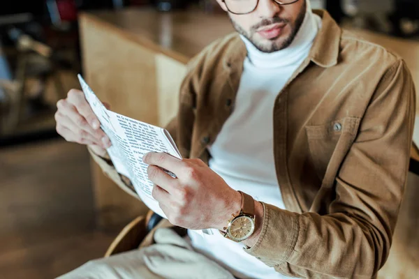 Vista recortada del trabajador de TI sentado con el periódico - foto de stock