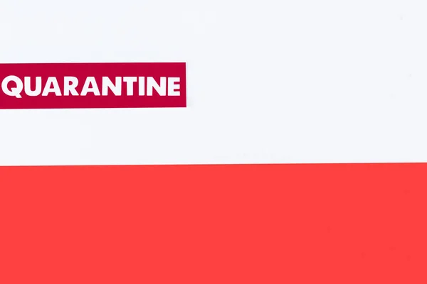 Ansicht von Quarantäne-Schriftzug auf polnischer Flagge — Stockfoto