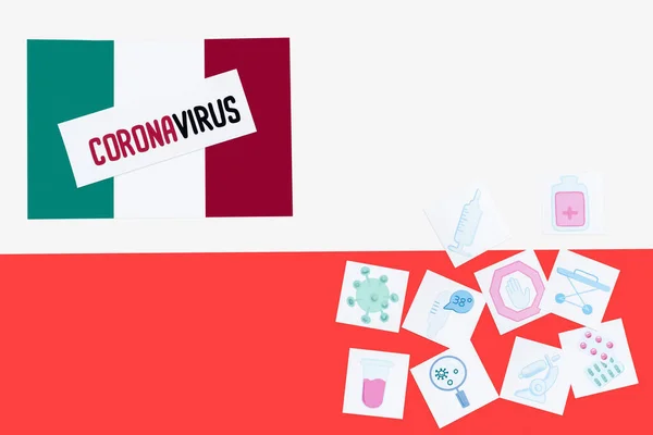 Vue du haut du drapeau italien avec lettrage coronavirus près des images médicales dessinées sur blanc et rouge — Photo de stock