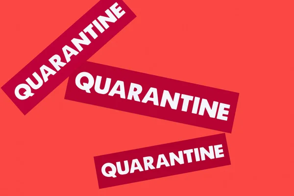 Von oben auf Karten mit Quarantäne-Schriftzug isoliert auf Rot — Stockfoto