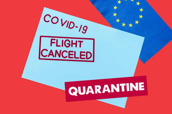 Draufsicht auf blauen Umschlag mit Covid-19, Flugausfall und Quarantäne-Schriftzug in der Nähe der europäischen Gewerkschaftsfahne auf Rot isoliert — Stockfoto