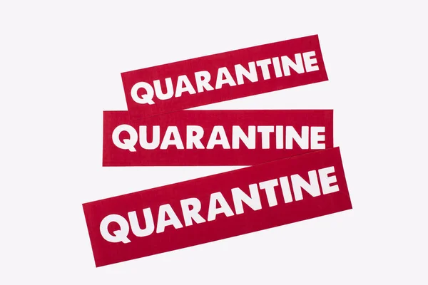 Draufsicht auf rote Karten mit Quarantäne-Schriftzug isoliert auf weiß — Stockfoto
