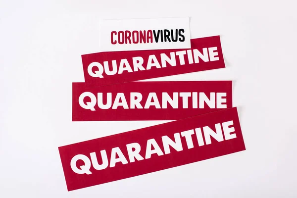 Draufsicht auf rote Karten mit Quarantäne und Coronavirus Schriftzug isoliert auf weiß — Stockfoto