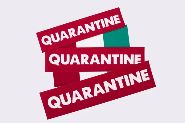 Draufsicht auf rote Karten mit Quarantäne-Schriftzug auf italienischer Flagge isoliert auf weißer — Stockfoto