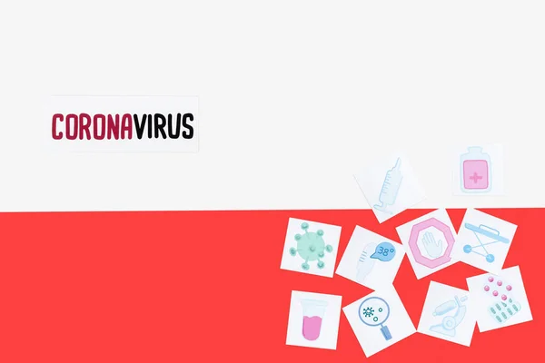 Draufsicht auf Coronavirus-Schriftzug in der Nähe gezeichneter medizinischer Bilder auf polnischer Flagge — Stockfoto