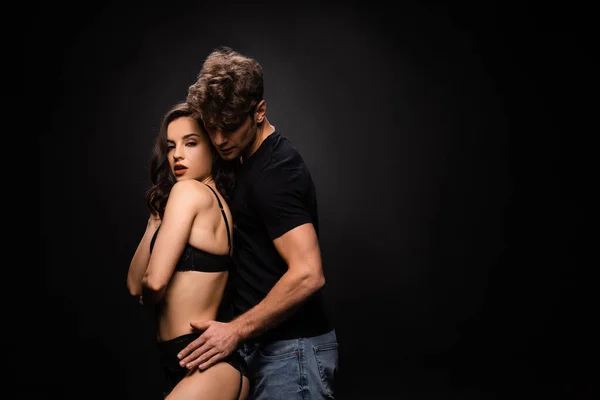 Couple sexy passionné étreinte isolé sur noir — Photo de stock