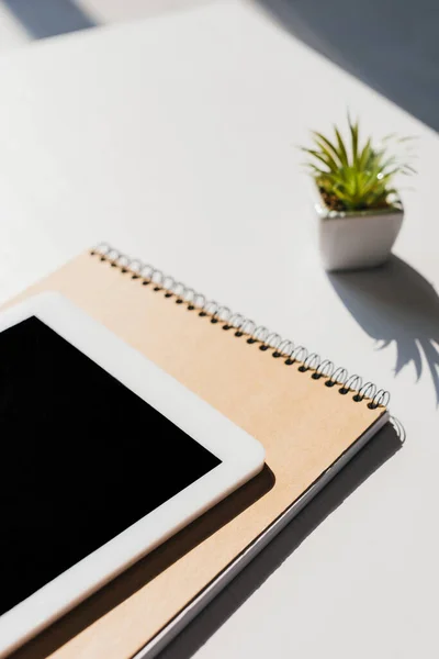 Enfoque selectivo de bloc de notas, planta de la casa y tableta digital con pantalla en blanco - foto de stock