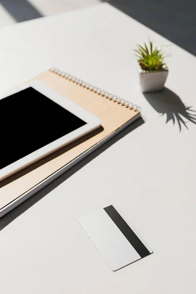 Foyer sélectif de bloc-notes, succulent, carte de crédit et tablette numérique avec écran blanc — Photo de stock