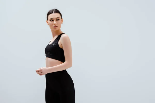 Mujer deportiva en ropa deportiva negro aislado en blanco - foto de stock