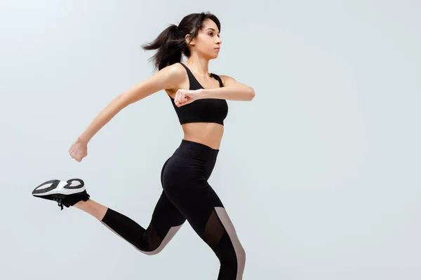 Afroamericana deportista corriendo aislado en blanco - foto de stock