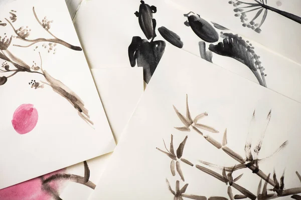 Верхний вид бумаги с японской живописью на поверхности — стоковое фото