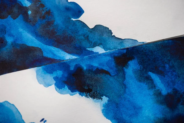 Visão de alto ângulo de papel com pintura japonesa com aquarela azul brilhante — Fotografia de Stock