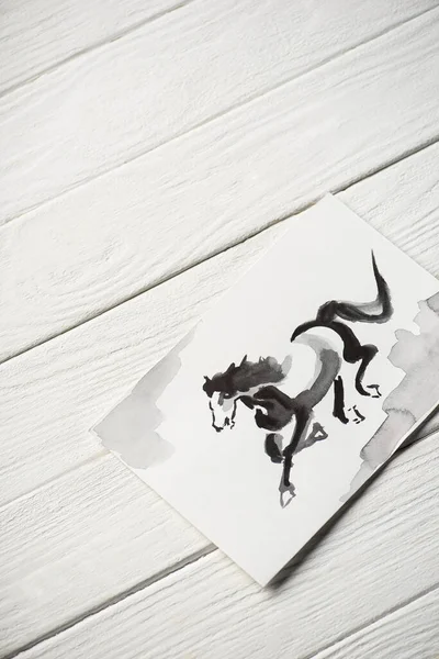 Vue du dessus du papier avec peinture japonaise avec cheval gris sur fond en bois — Photo de stock