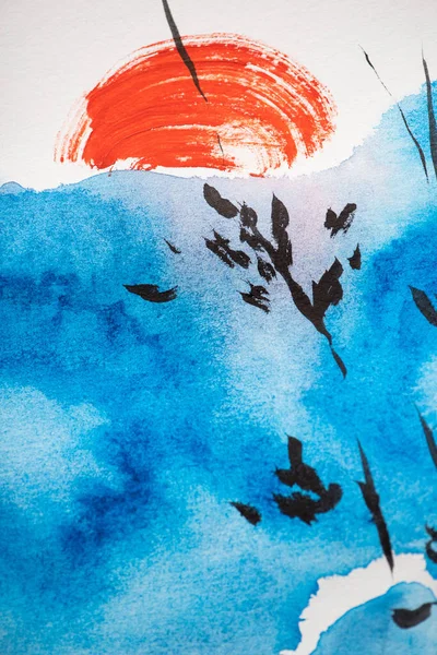 Pintura japonesa con cielo azul, ramas y sol rojo sobre blanco - foto de stock