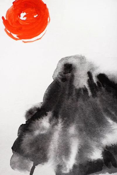 Pittura giapponese con collina grigia e sole su sfondo bianco — Foto stock