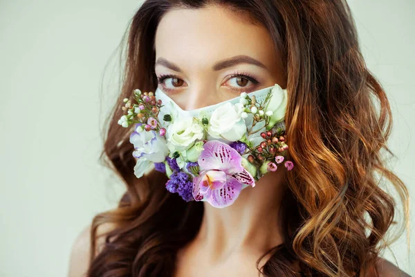 Mulher atraente em máscara facial floral isolado em cinza — Fotografia de Stock