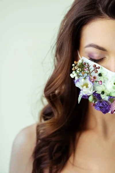 Vista cortada de mulher com olhos fechados em máscara floral isolada em cinza — Fotografia de Stock