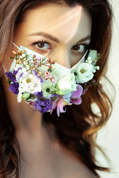 Atractiva mujer en máscara facial floral mirando a la cámara aislada en blanco - foto de stock