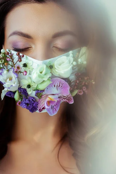 Селективное внимание привлекательной женщины с закрытыми глазами в цветочной маске для лица — стоковое фото