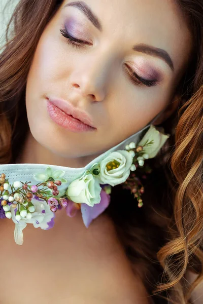 Mujer joven y atractiva en máscara con flores - foto de stock