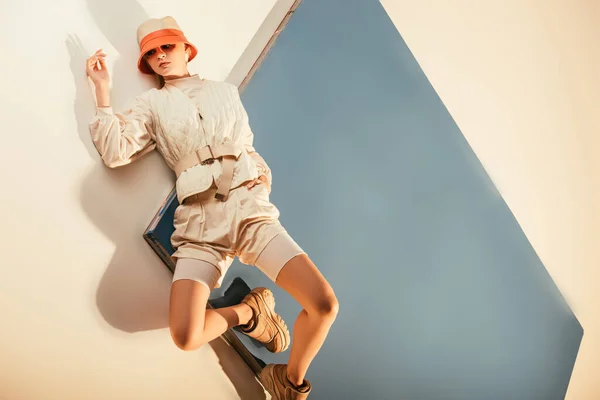 Menina atraente posando para futura moda atirar em bege e azul — Fotografia de Stock