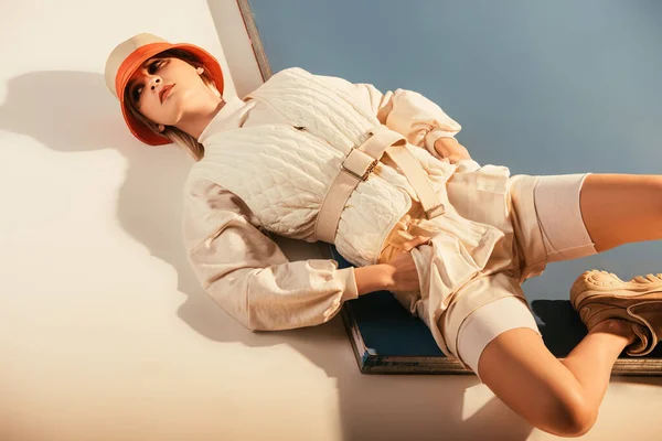 Modèle féminin élégant posant pour le futur tournage de mode sur beige et bleu — Photo de stock