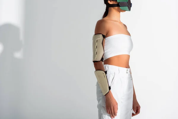 Vista cortada de mulher americana africana futurista em máscara de segurança no fundo branco — Fotografia de Stock