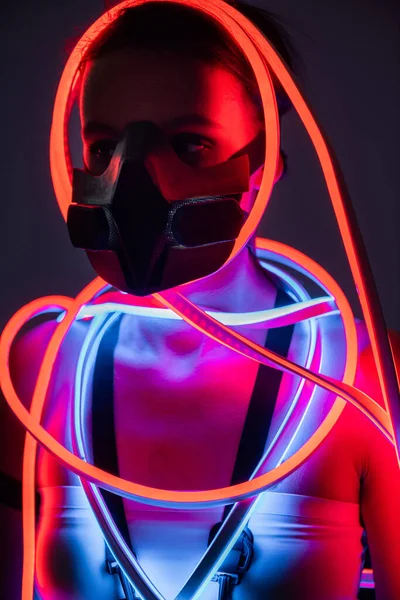 Futuristica donna afroamericana in respiratore e illuminazione al neon — Foto stock