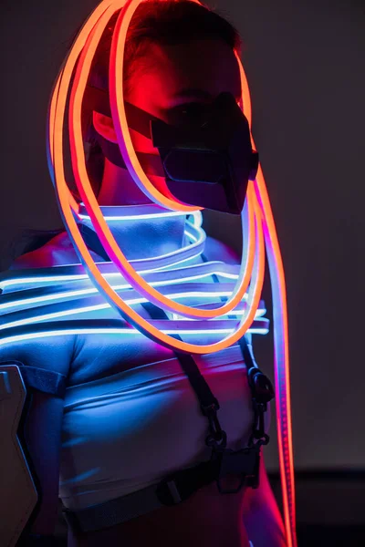 Futuristische afrikanisch-amerikanische Frau in Atemschutzmaske und Neonbeleuchtung — Stockfoto