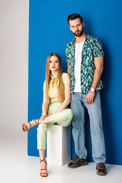 Casal na moda posando em roupas de verão em cinza e azul — Fotografia de Stock