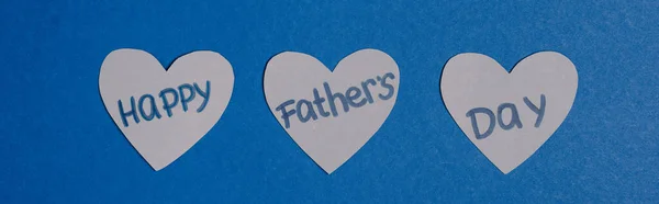 Plan panoramique de coeurs en papier gris avec lettrage heureux jour des pères sur fond bleu — Photo de stock