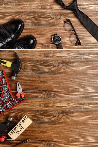 Collage d'accessoires pour hommes, outils de réparation et carte cadeau avec lettrage heureux jour des pères sur fond en bois — Photo de stock