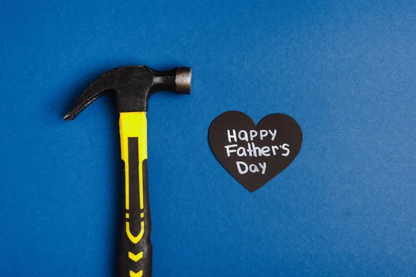 Draufsicht auf Hummer und papiergeschnittenes graues Herz mit Schriftzug Happy Vatertag auf blauem Hintergrund — Stockfoto