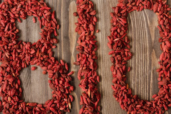 Draufsicht auf Wort Bio aus Goji-Beeren auf Holzbrett — Stockfoto