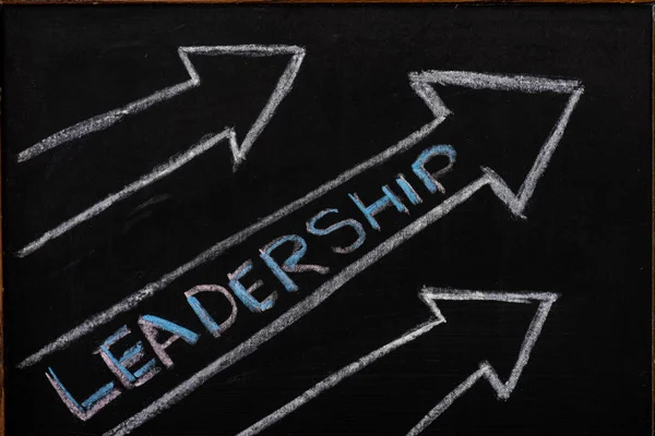 Frecce disegnate con scritte di leadership su sfondo nero — Foto stock