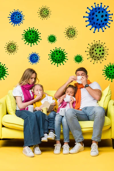 Больная семья с салфетками, сморщенными носами, сидя на диване на желтом, иллюстрация бактерий — стоковое фото