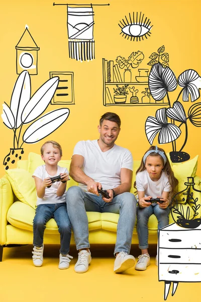 KYIV, UCRANIA - 4 de marzo de 2020: padre sonriente e hijos jugando videojuegos con joysticks en el sofá en amarillo, ilustración interior - foto de stock