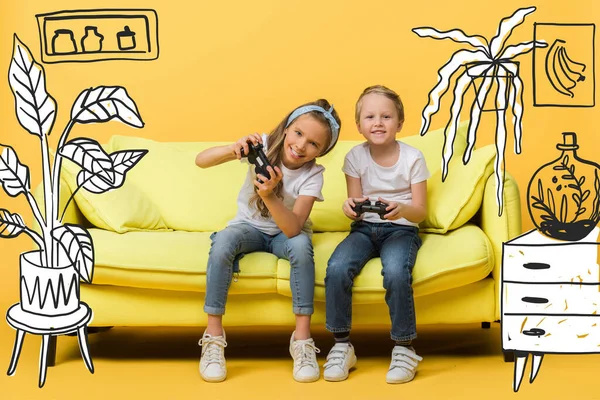 KYIV, UKRAINE - 4 MARS 2020 : heureux frères et sœurs jouant à un jeu vidéo avec des joysticks sur canapé jaune, illustration intérieure — Photo de stock