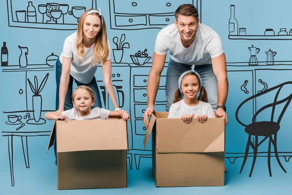 Genitori sorridenti con bambini in scatole di cartone per il trasferimento su blu, illustrazione di interni della cucina — Foto stock