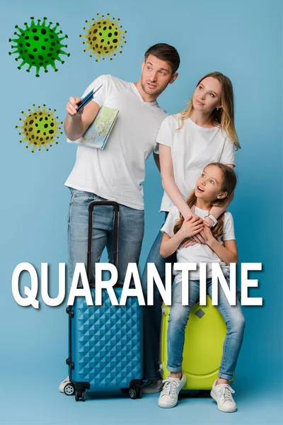 Parents and shocked daughter with travel bags, map and passports on blue, quarantine lettering — Stock Photo