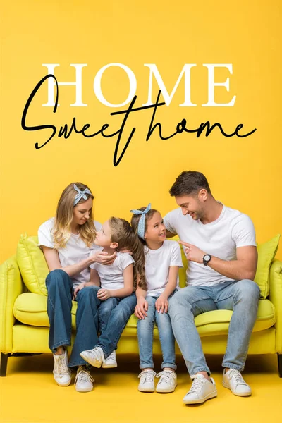 Padres felices hablando con adorable hija e hijo mientras están sentados juntos en el sofá en amarillo, hogar dulce casa ilustración - foto de stock