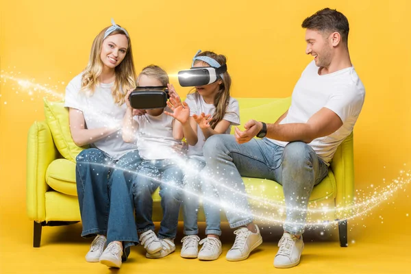 Padres felices con niños en auriculares de realidad virtual sentados en el sofá en amarillo, ilustración brillante - foto de stock