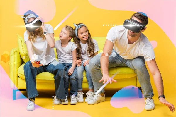Rindo crianças sentadas no sofá com os pais em fones de ouvido realidade virtual em amarelo, ilustração digital — Fotografia de Stock