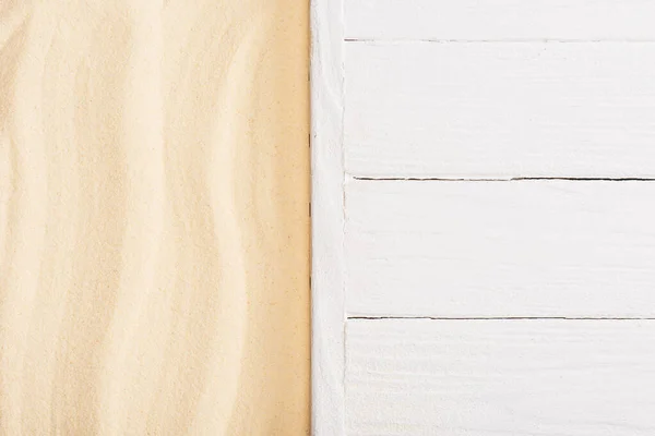 Вид зверху на білі дерев'яні дошки і пісок — стокове фото