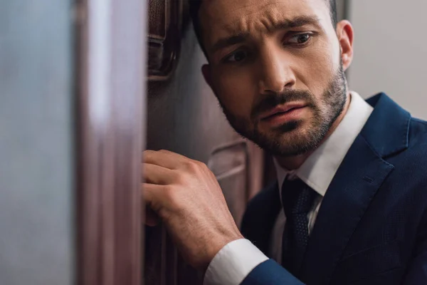 Enfoque selectivo de los coleccionistas preocupados escuchando y llamando a la puerta — Stock Photo