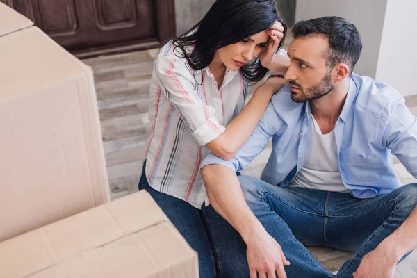 Vista ad alto angolo di fallimenti sconvolti che si guardano l'un l'altro vicino a scatole sul pavimento — Foto stock