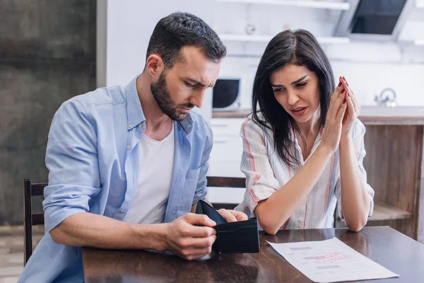 Fallimenti sconvolti con borsa vuota a tavola con documento in camera — Foto stock